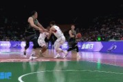 DB电子官网🥰暖心！韩德君空接被犯规&双膝跪地差点闪腰 广州全队上来关心